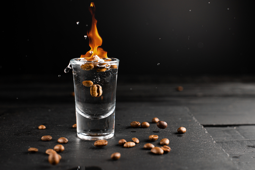 Come bere la Sambuca: origini, caratteristiche e cocktail Come bere la Sambuca: origini, caratteristiche e cocktail